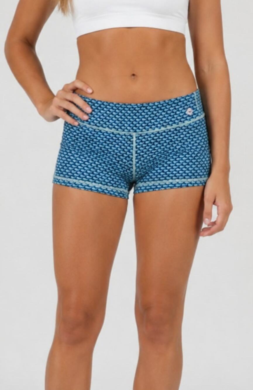 Vineyard Vines performance XL girls (16) blue whale all over print 2.5" shorts